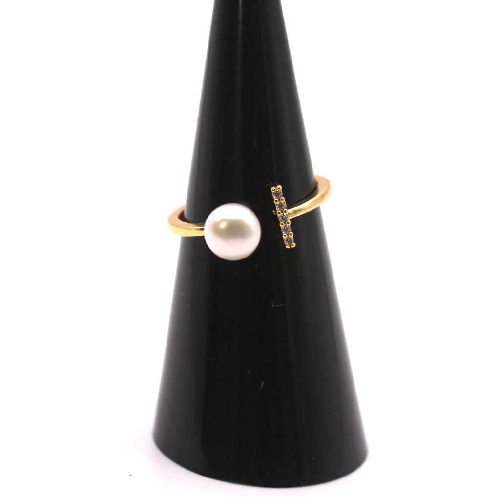 Freshwater pearl ring with crystals gold plated