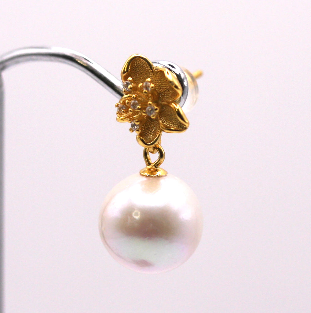 Genuine freshwater pearl. 10mm diameter. The top post is a gold plated sterling silver flower decorated with clear zircon gemstones. Flower details.