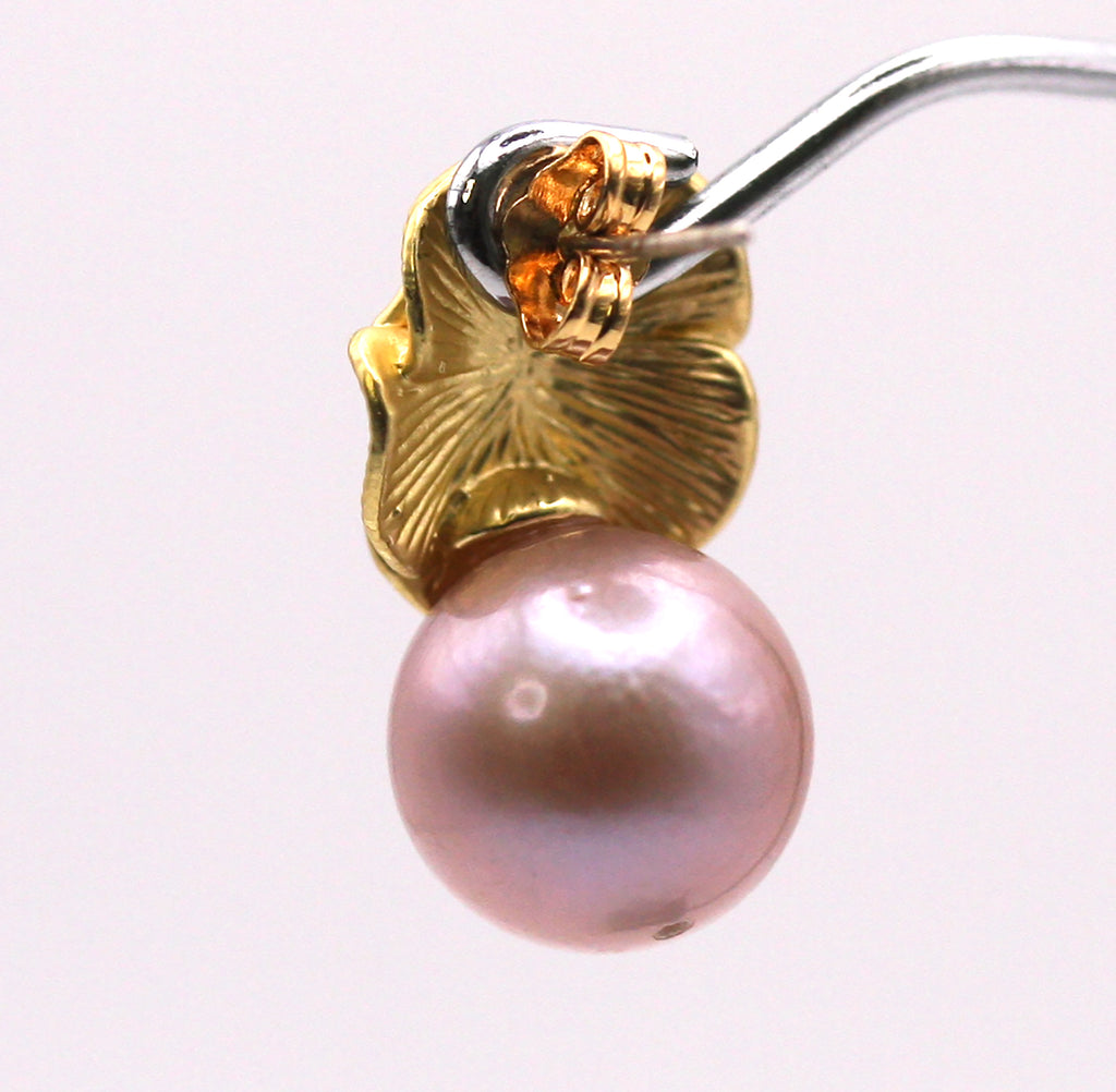 Genuine 12 mm freshwater pearl. Natural lavender colour with gold plated sterling silver flower post stud. Back view