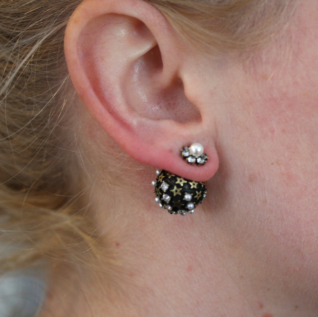 Stud earrings with freshwater pearl