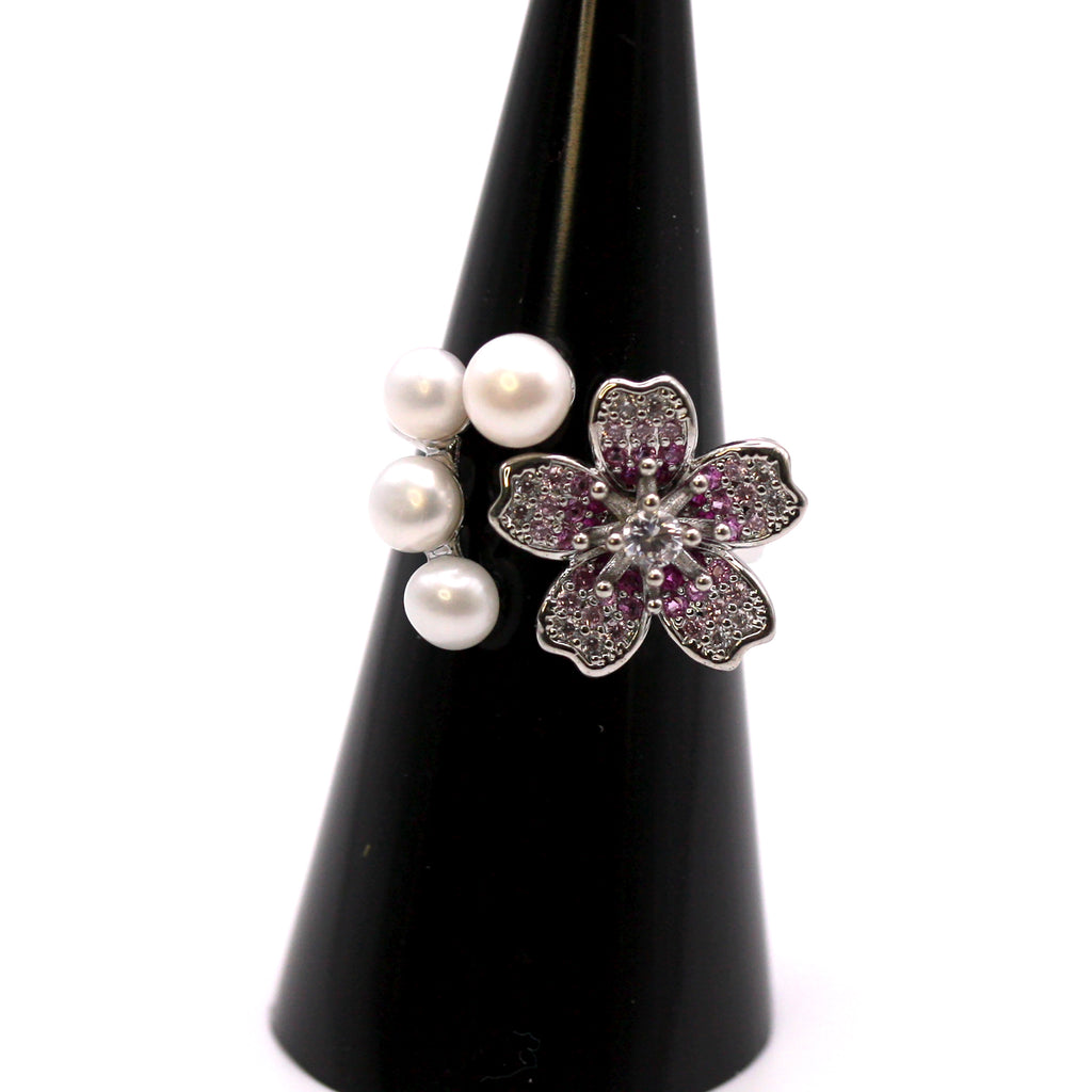 Flower ring with freshwater pearls