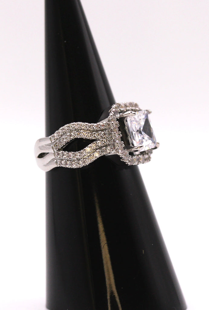 Silver/Rhodium plated ring with zircon gemstones - C - 102