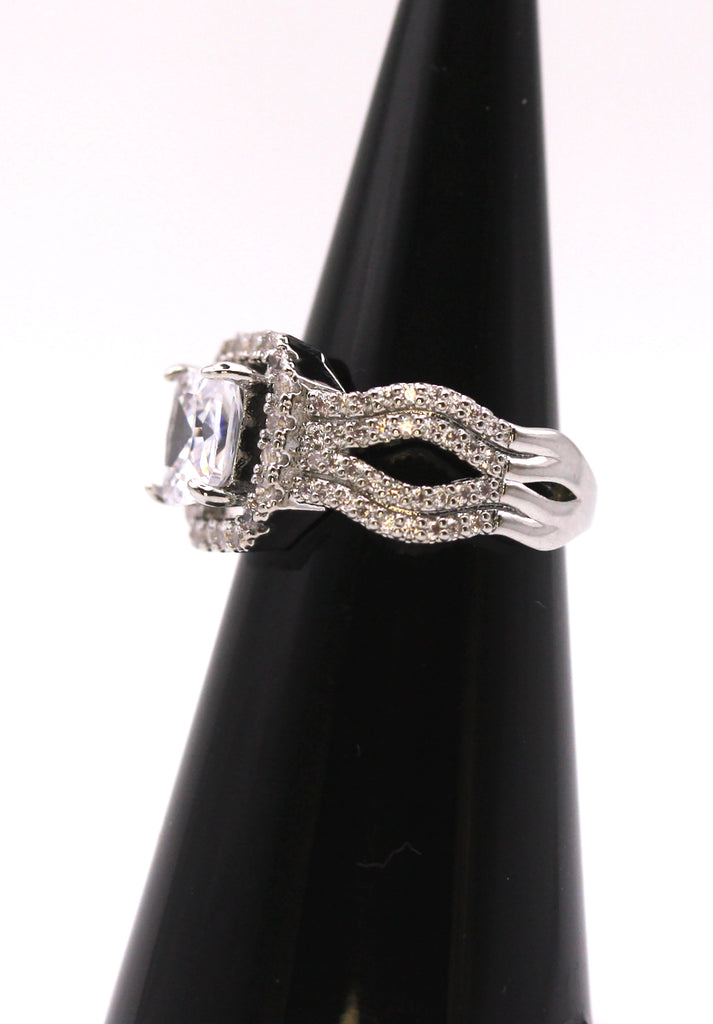 Silver/Rhodium plated ring with zircon gemstones 