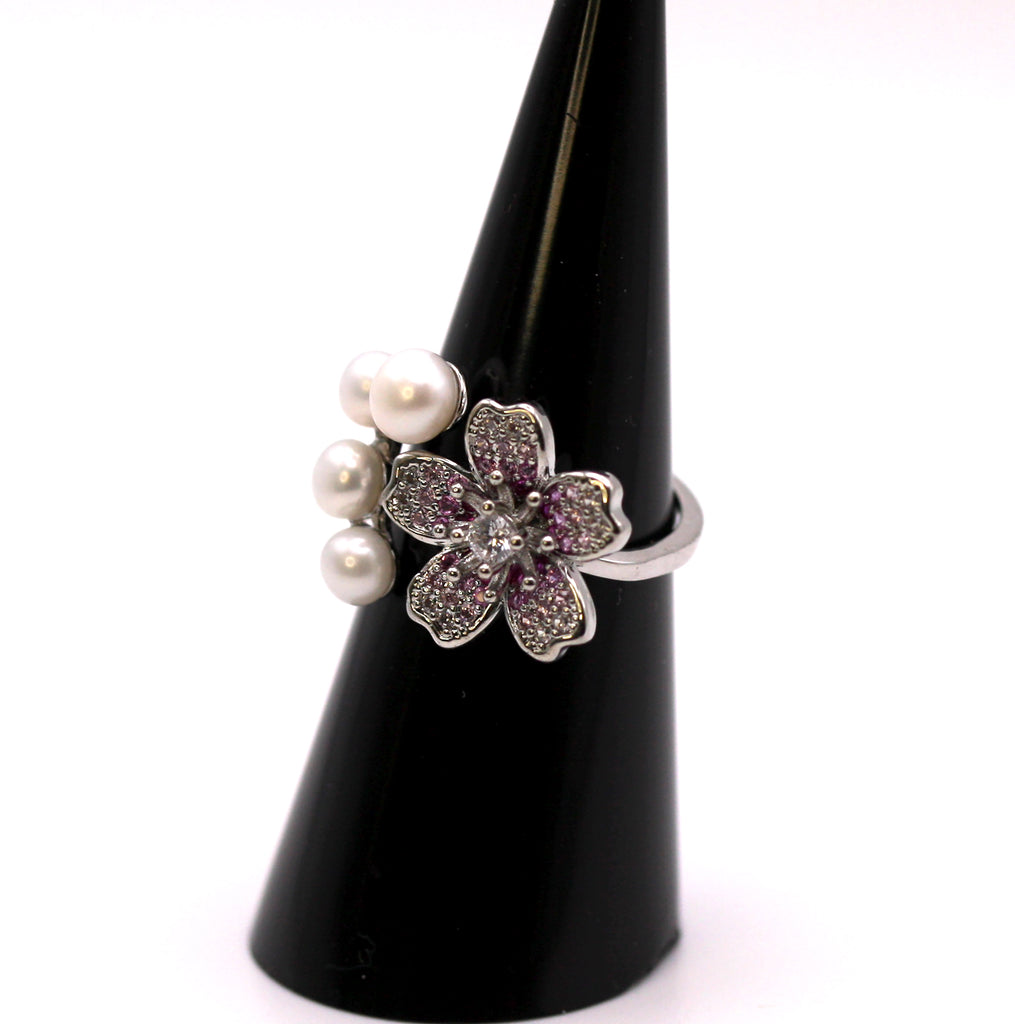 Flower ring with freshwater pearls