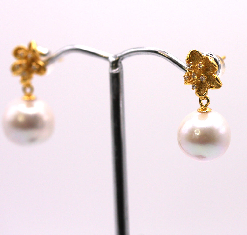 Genuine freshwater pearl. 10mm diameter. The top post is a gold plated sterling silver flower decorated with clear zircon gemstones. side view
