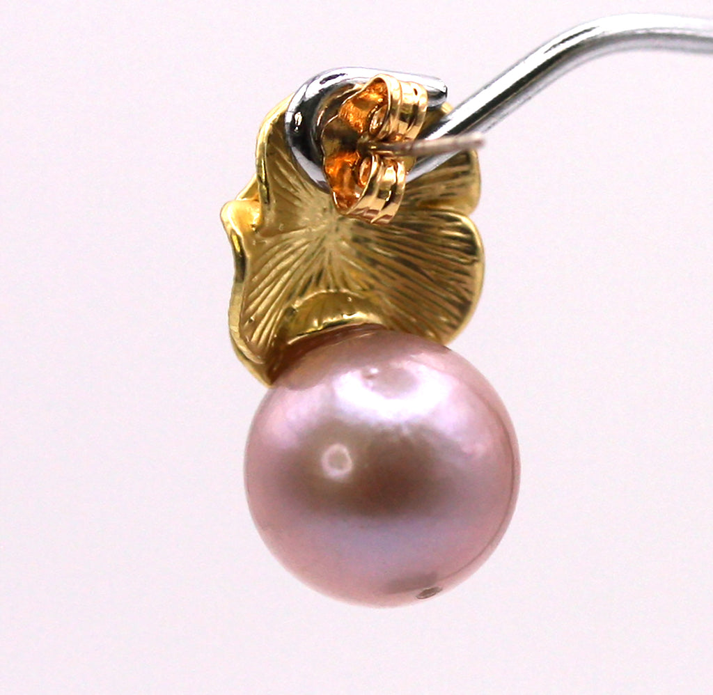 Genuine 12 mm freshwater pearl. Natural lavender colour with gold plated sterling silver flower post stud. Back view