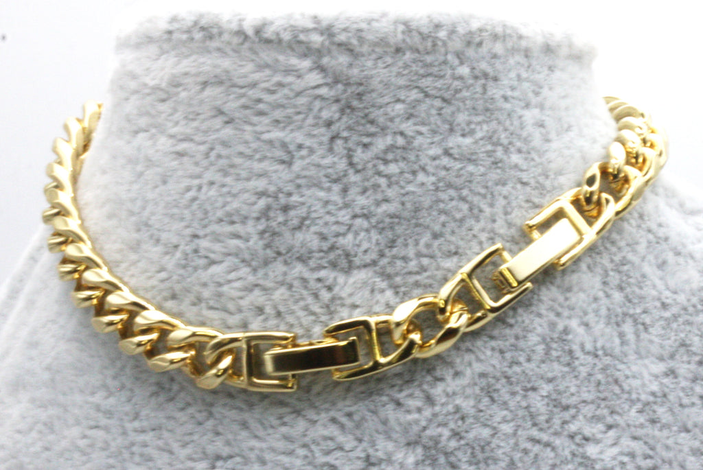 Women's bracelet. Yellow gold-plated Scroll chain links featuring clear zircon gemstones.